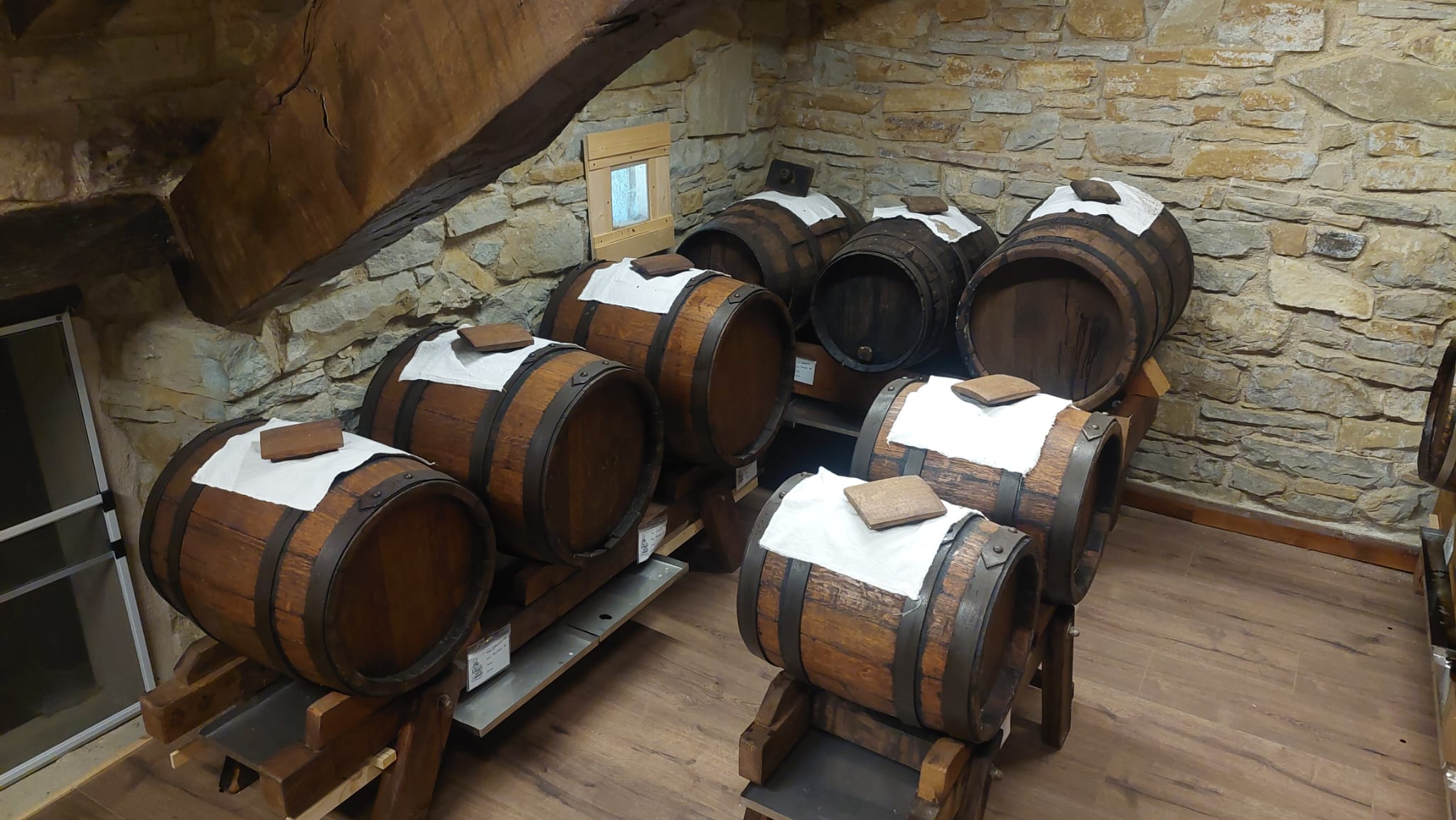 Le botti in batteria nell'acetaia Gargeto